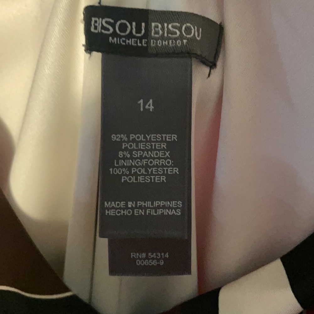 Body con dress. Scoop neck dress - Picture 3 of 3